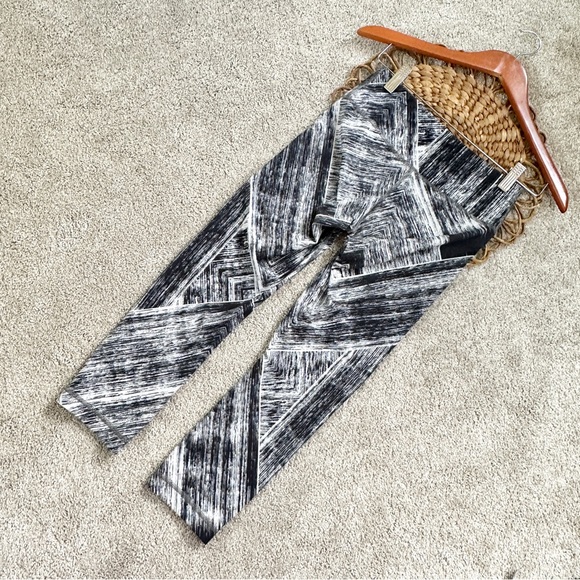 Lululemon Wunder Under Crop II Full-On Luon Heat Wave White Black Size 4 - Picture 6 of 13